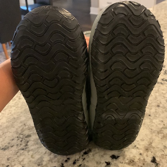 NIB never worn gray Bogs boots. Size 2. - Picture 3 of 4